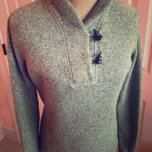 North Face Women’s Pull over in green
